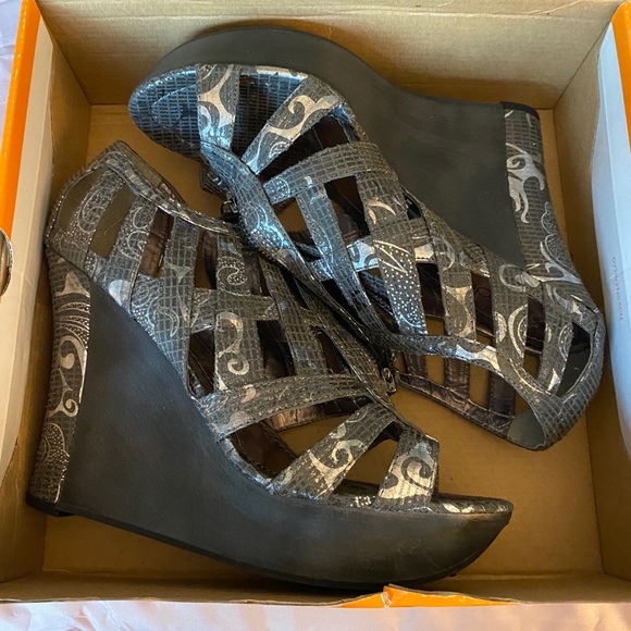 Shoes - Picture 2 of 4